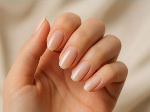 美甲純欲風是什麼？2025 最受歡迎的溫柔系美甲風格解析